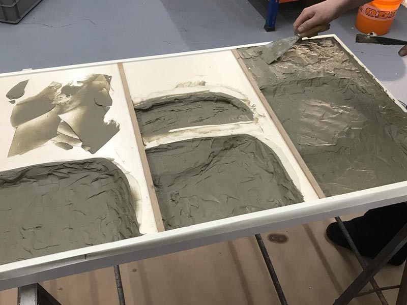 Das Modell erhölt seine Form mit Spachtelmasse