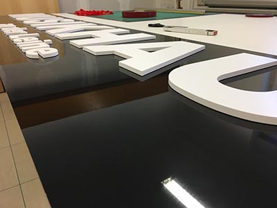 Einzebuchstaben aus PVC CNC gefräst