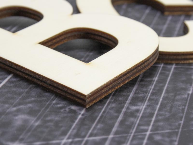 Lasergeschnittene 3D-Buchstaben aus 6 mm Pappel-Sperrholz