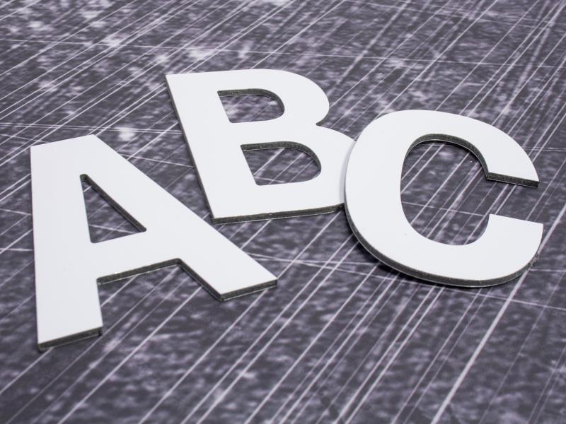 DEtailansicht 3D-Buchstaben aus Alu-Verbund in weiß gefräßt