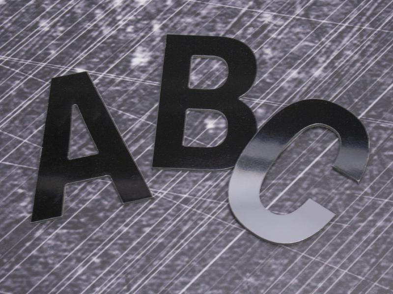 3D-Buchstaben aus schwarz glänzendem Alu-Verbund