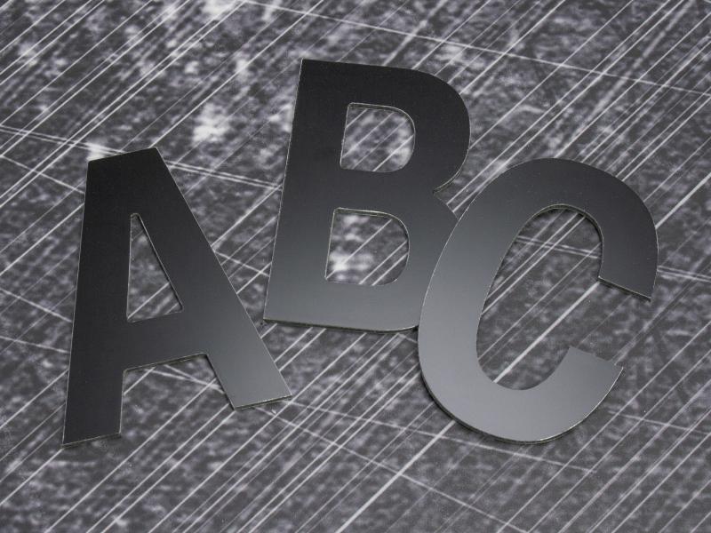 Gefräste 3D-Buchstaben aus Alu-Verbund mit schwarz matter Oberfläche