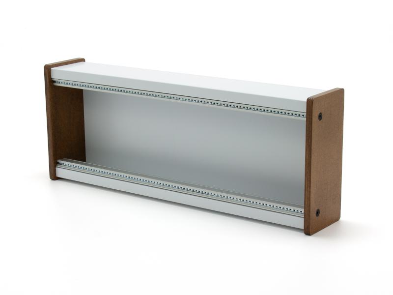 Preview: Skiff-Case aus Alu-Verbundmaterial in weiß-seidenmatt mit Holz-Seitenteilen