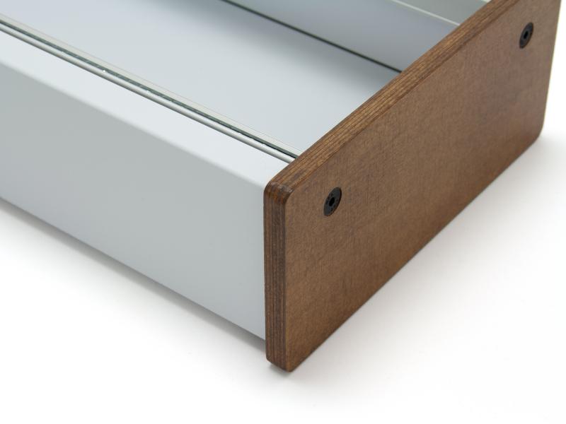 Detailansicht Skiff-Case aus Alu-Verbundmaterial in weiß-seidenmatt mit Holz-Seitenteilen