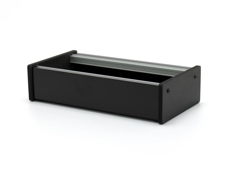 Preview: Skiff-Case aus Alu-Verbundmaterial in schwarz-seidenmatt mit schwarzen Kunststoff-Seitenteilen