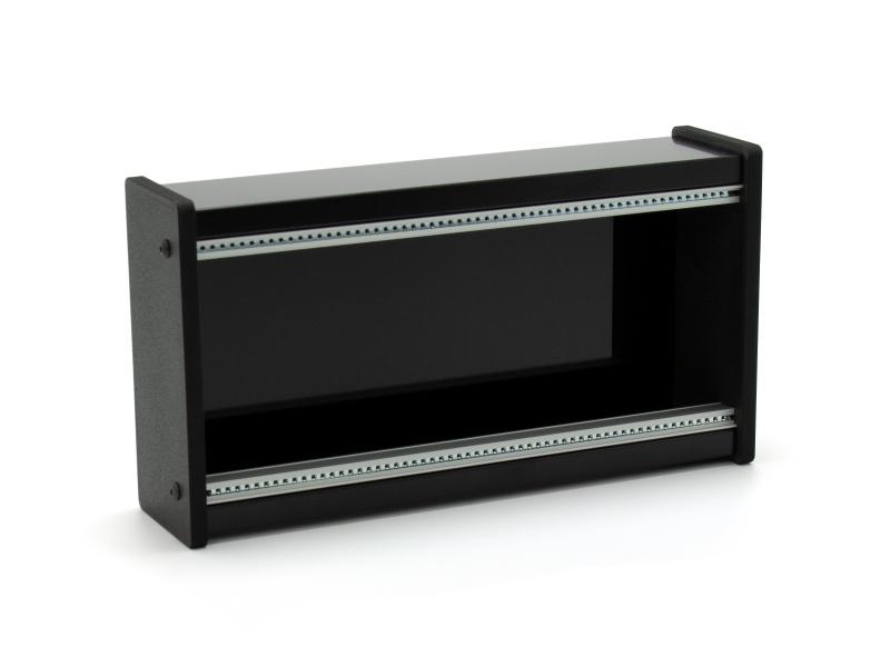 Preview: Skiff-Case aus Alu-Verbundmaterial in schwarz-seidenmatt mit schwarzen Kunststoff-Seitenteilen