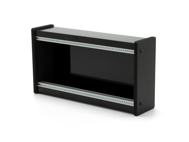 Preview: Skiff-Case aus Alu-Verbundmaterial in schwarz-seidenmatt mit schwarzen Kunststoff-Seitenteilen