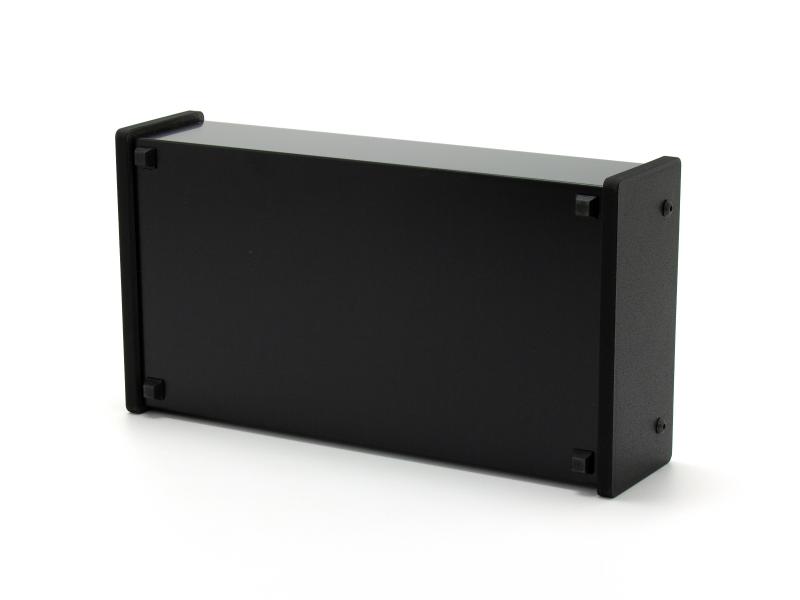 Skiff-Case aus Alu-Verbundmaterial in schwarz-seidenmatt mit schwarzen Kunststoff-Seitenteilen