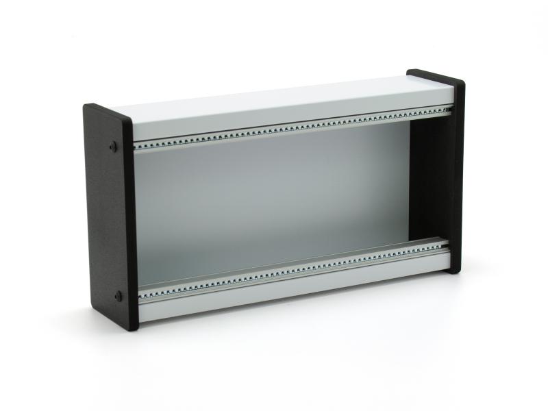 Preview: Skiff-Case aus Alu-Verbundmaterial in weiß-seidenmatt mit schwarzen Kunststoff-Seitenteilen