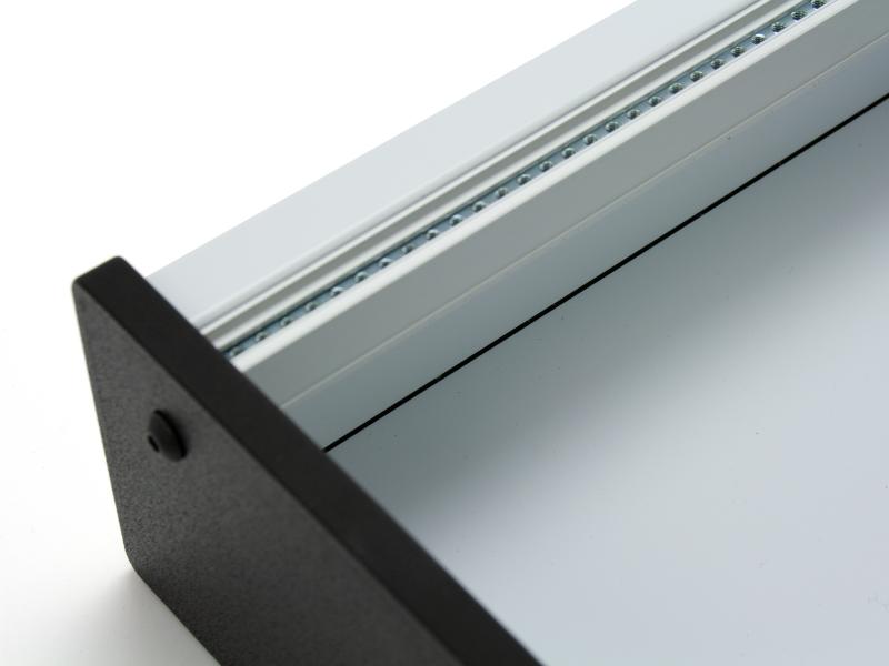 Detailansicht Skiff-Case aus Alu-Verbundmaterial in weiß-seidenmatt mit schwarzen Kunststoff-Seitenteilen