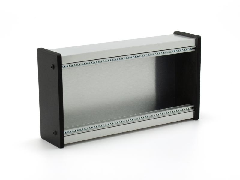 Preview: Skiff-Case aus Alu-Verbundmaterial in Edelstahl-Optik mit schwarzen Kunststoff-Seitenteilen