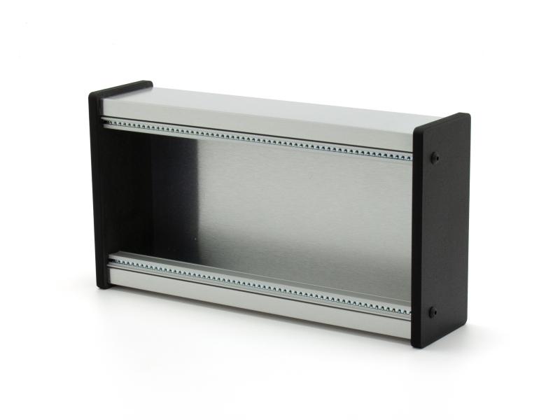 Preview: Skiff-Case aus Alu-Verbundmaterial in Edelstahl-Optik mit schwarzen Kunststoff-Seitenteilen