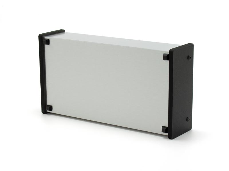 Skiff-Case aus Alu-Verbundmaterial in Edelstahl-Optik mit schwarzen Kunststoff-Seitenteilen