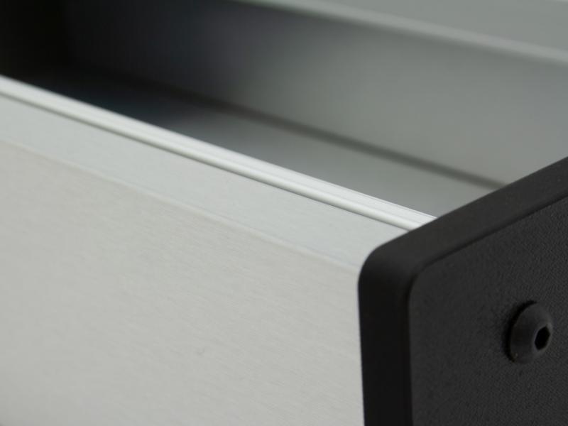 Detailansicht Skiff-Case aus Alu-Verbundmaterial in Edelstahl-Optik mit schwarzen Kunststoff-Seitenteilen