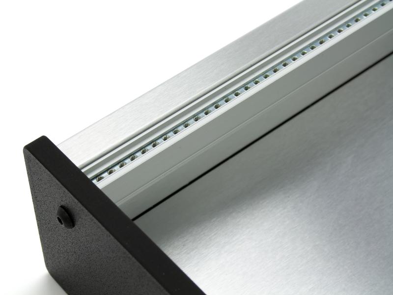 Detailansicht Skiff-Case aus Alu-Verbundmaterial in Edelstahl-Optik mit schwarzen Kunststoff-Seitenteilen