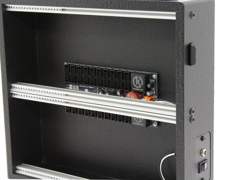 Eurorack Case mit Strukturlack in schwarz und CompactPWR