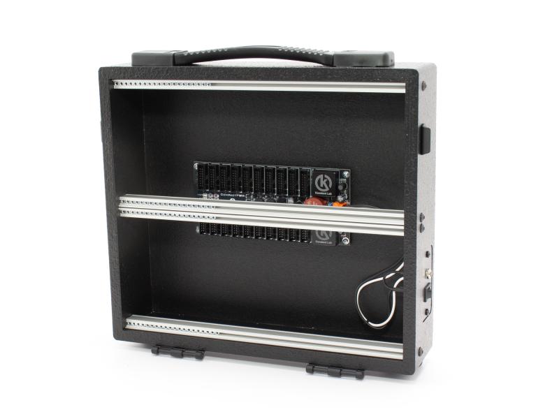 Eurorack Case mit Strukturlack in schwarz und CompactPWR