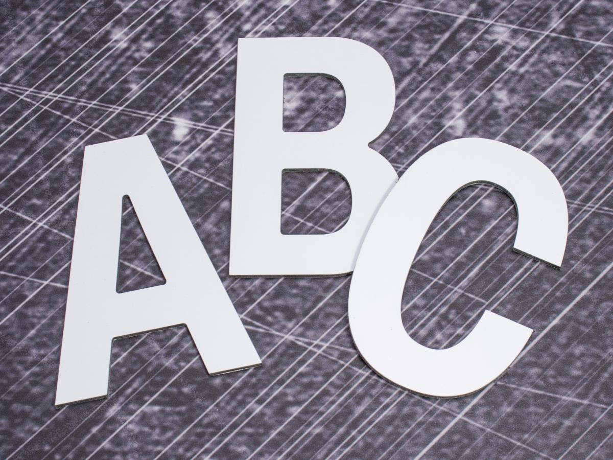 3D-Buchstaben aus Alu-Verbund in weiß gefräßt
