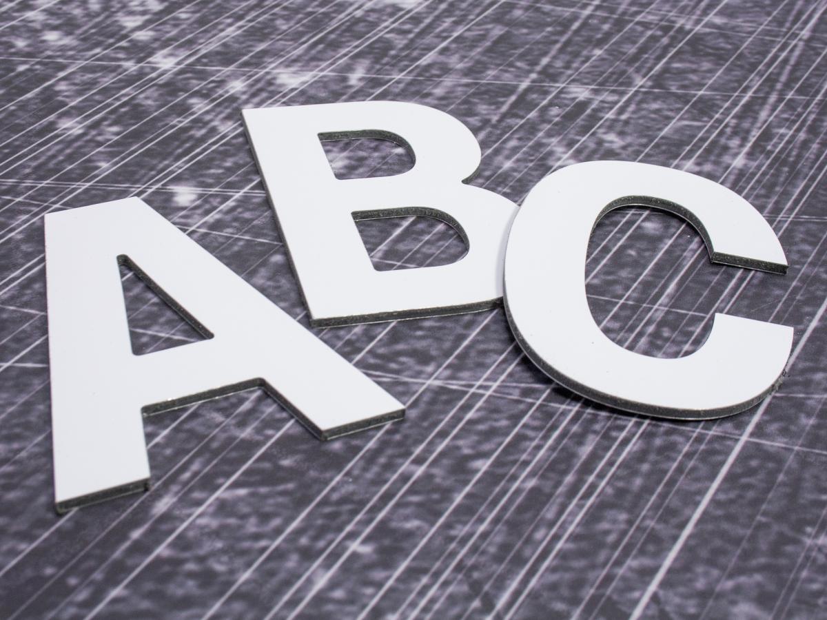DEtailansicht 3D-Buchstaben aus Alu-Verbund in weiß gefräßt