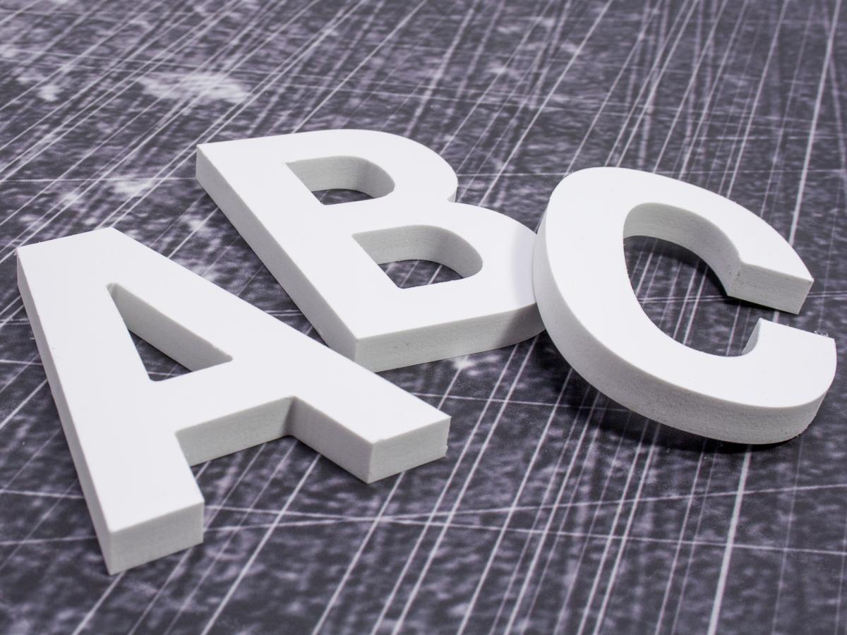 3D Buchstaben  aus 10 mm PVC HArtschaum gefräst als Detailansicht