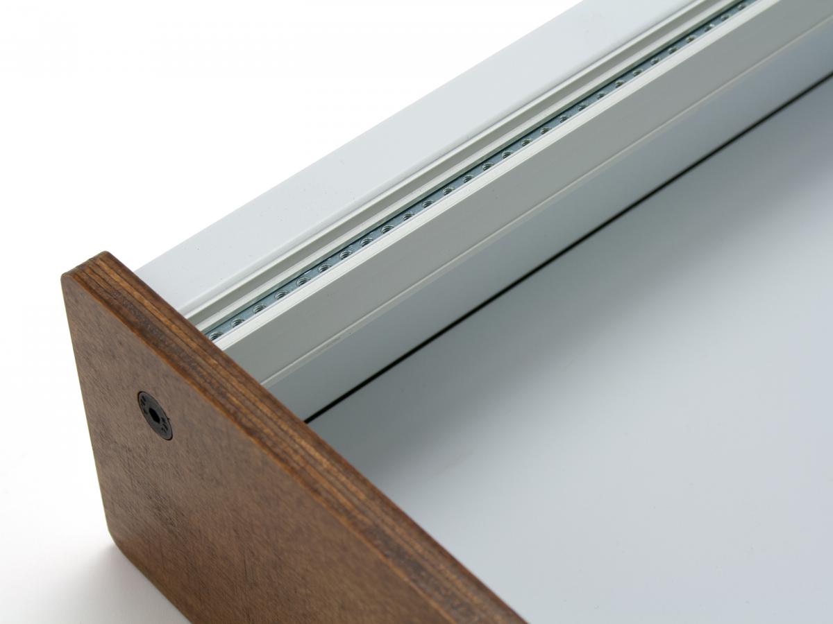 Detailansicht Skiff-Case aus Alu-Verbundmaterial in weiß-seidenmatt mit Holz-Seitenteilen