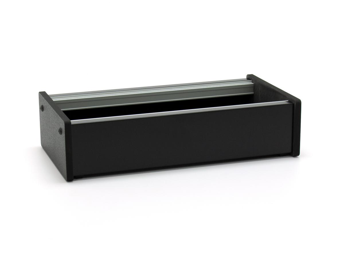 Skiff-Case aus Alu-Verbundmaterial in schwarz-seidenmatt mit schwarzen Kunststoff-Seitenteilen