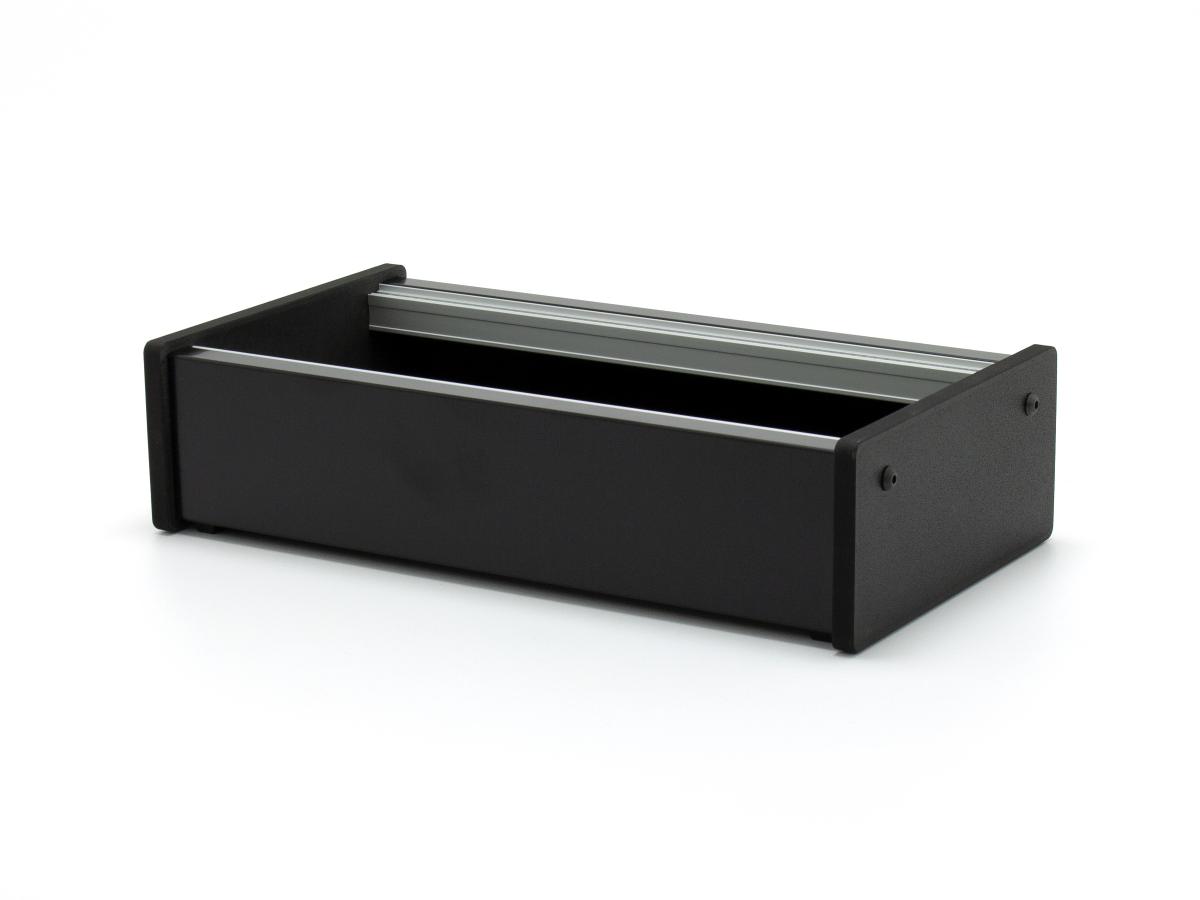 Skiff-Case aus Alu-Verbundmaterial in schwarz-seidenmatt mit schwarzen Kunststoff-Seitenteilen