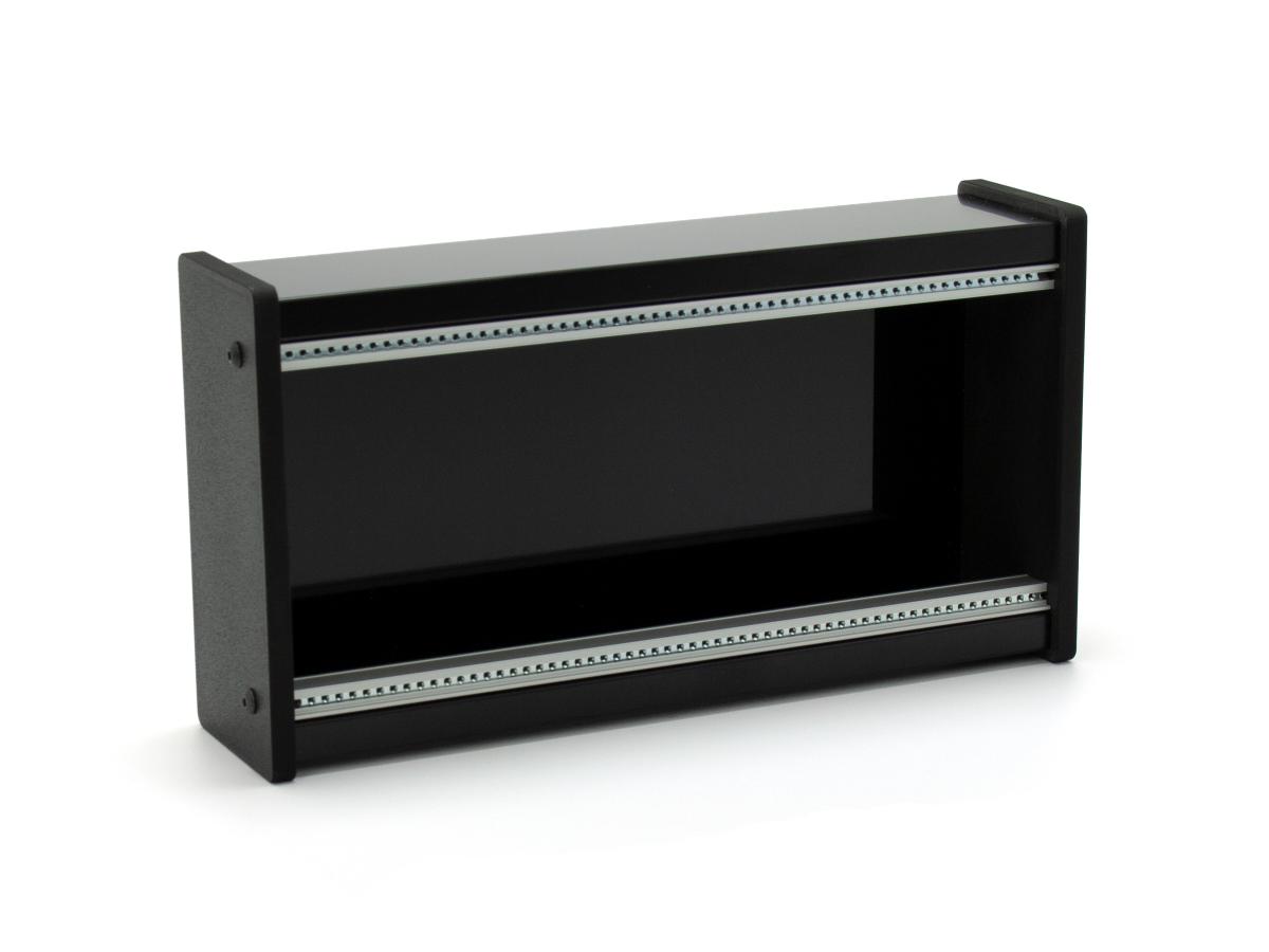 Skiff-Case aus Alu-Verbundmaterial in schwarz-seidenmatt mit schwarzen Kunststoff-Seitenteilen