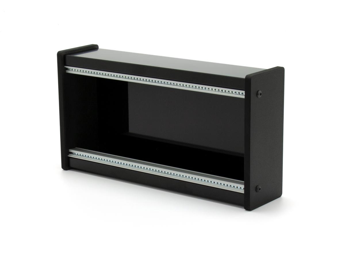 Skiff-Case aus Alu-Verbundmaterial in schwarz-seidenmatt mit schwarzen Kunststoff-Seitenteilen