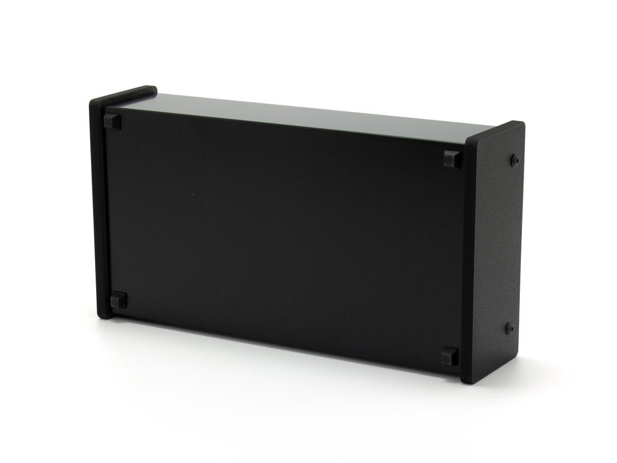 Skiff-Case aus Alu-Verbundmaterial in schwarz-seidenmatt mit schwarzen Kunststoff-Seitenteilen