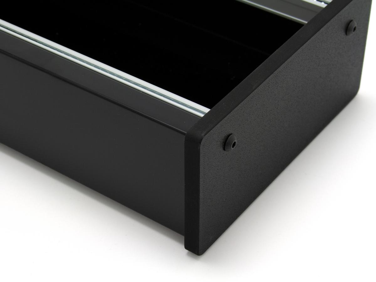 Detailansicht Skiff-Case aus Alu-Verbundmaterial in schwarz-seidenmatt mit schwarzen Kunststoff-Seitenteilen