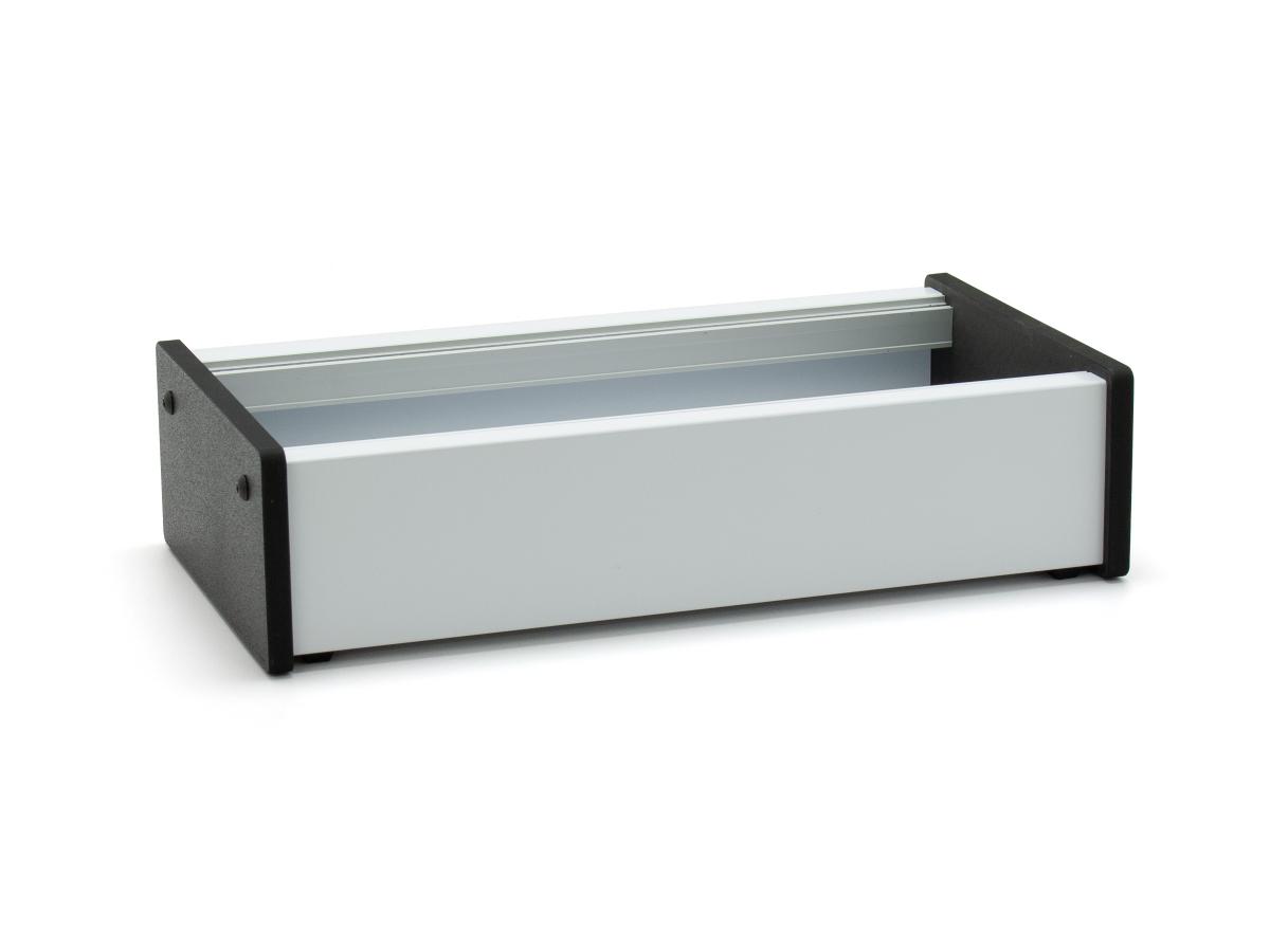 Skiff-Case aus Alu-Verbundmaterial in weiß-seidenmatt mit schwarzen Kunststoff-Seitenteilen