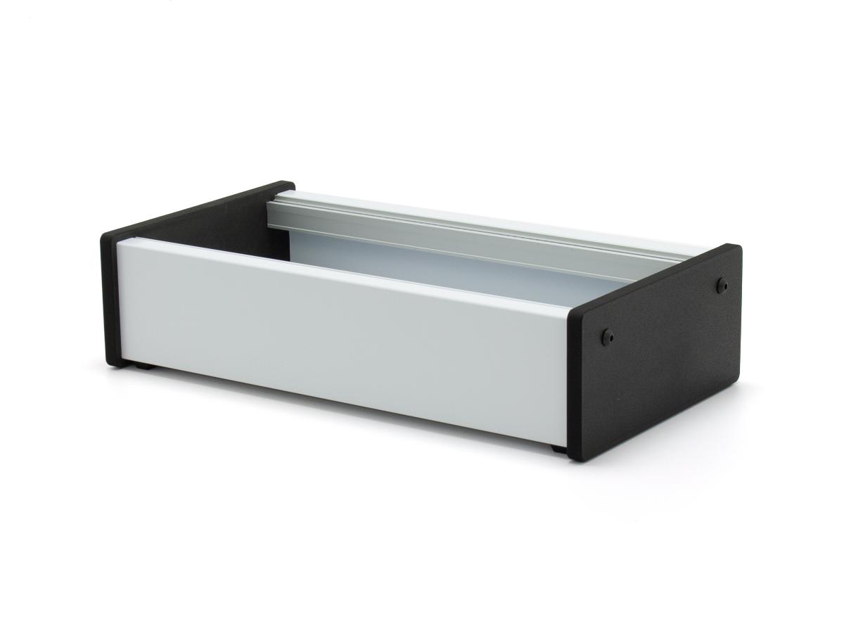 Skiff-Case aus Alu-Verbundmaterial in weiß-seidenmatt mit schwarzen Kunststoff-Seitenteilen