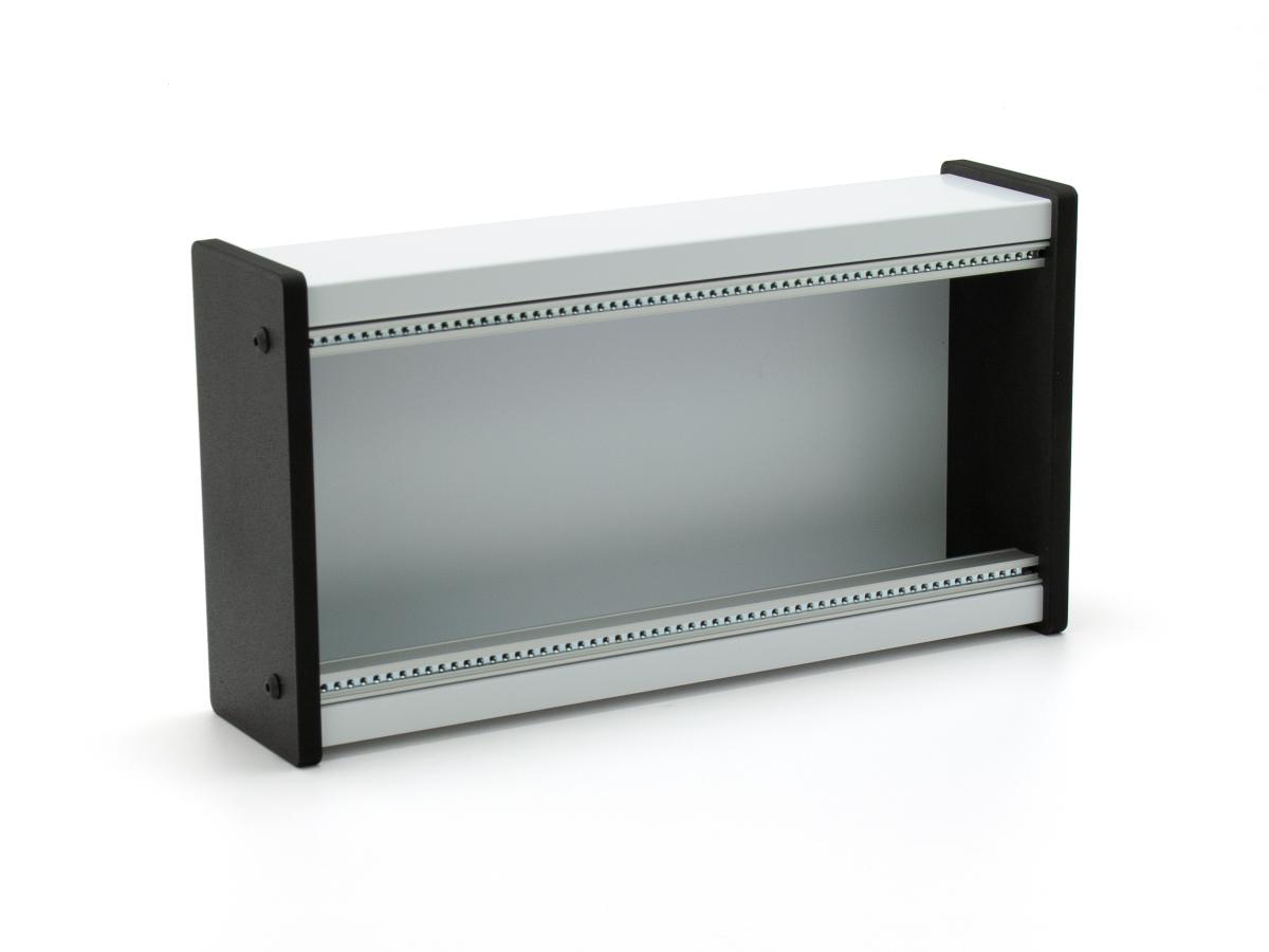 Skiff-Case aus Alu-Verbundmaterial in weiß-seidenmatt mit schwarzen Kunststoff-Seitenteilen