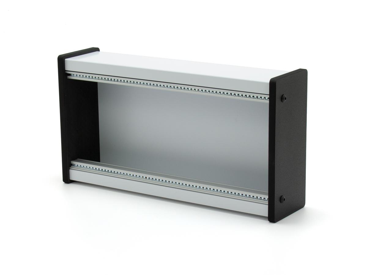 Skiff-Case aus Alu-Verbundmaterial in weiß-seidenmatt mit schwarzen Kunststoff-Seitenteilen