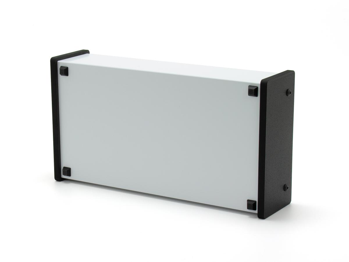 Skiff-Case aus Alu-Verbundmaterial in weiß-seidenmatt mit schwarzen Kunststoff-Seitenteilen