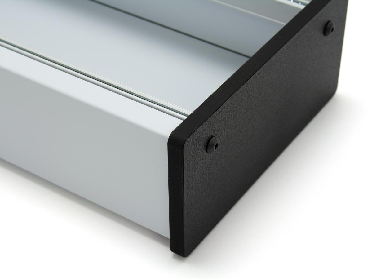 Detailansicht Skiff-Case aus Alu-Verbundmaterial in weiß-seidenmatt mit schwarzen Kunststoff-Seitenteilen