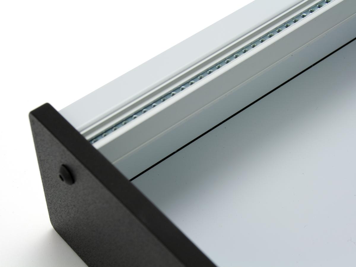 Detailansicht Skiff-Case aus Alu-Verbundmaterial in weiß-seidenmatt mit schwarzen Kunststoff-Seitenteilen