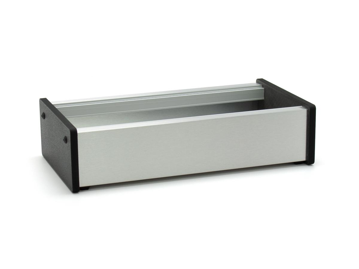 Skiff-Case aus Alu-Verbundmaterial in Edelstahl-Optik mit schwarzen Kunststoff-Seitenteilen