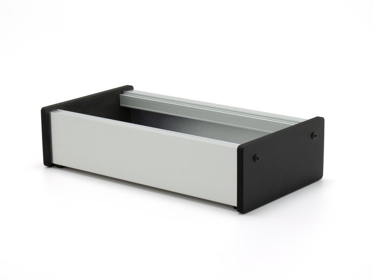 Skiff-Case aus Alu-Verbundmaterial in Edelstahl-Optik mit schwarzen Kunststoff-Seitenteilen