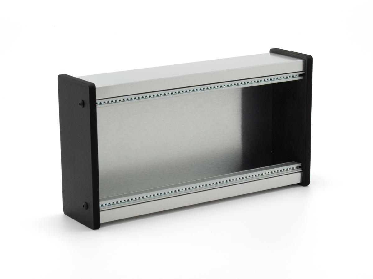 Skiff-Case aus Alu-Verbundmaterial in Edelstahl-Optik mit schwarzen Kunststoff-Seitenteilen