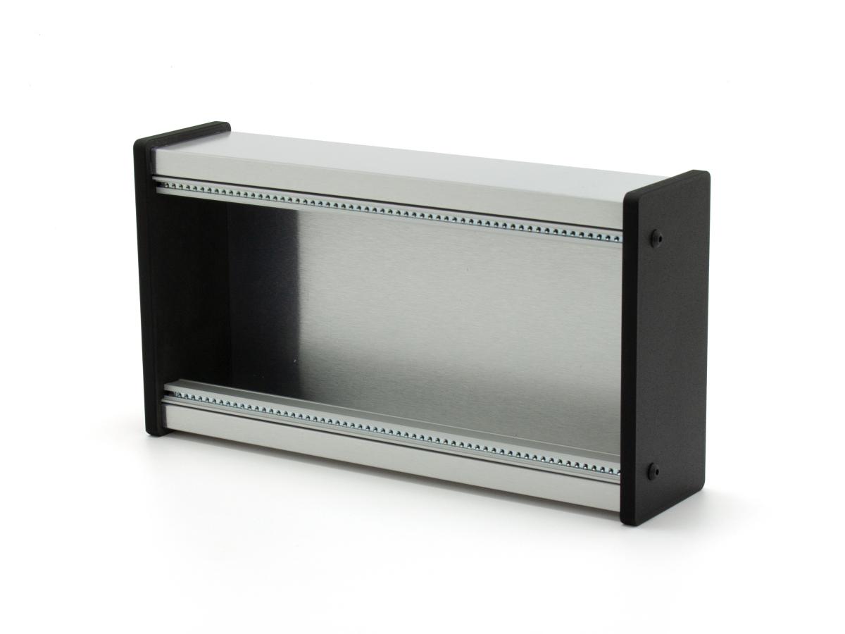 Skiff-Case aus Alu-Verbundmaterial in Edelstahl-Optik mit schwarzen Kunststoff-Seitenteilen