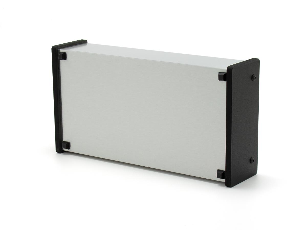 Skiff-Case aus Alu-Verbundmaterial in Edelstahl-Optik mit schwarzen Kunststoff-Seitenteilen