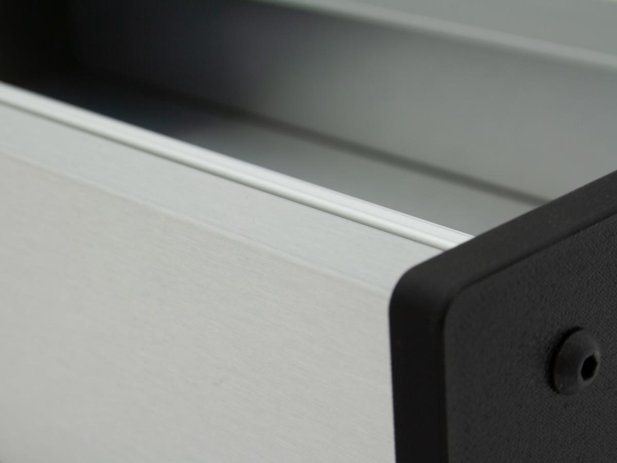 Detailansicht Skiff-Case aus Alu-Verbundmaterial in Edelstahl-Optik mit schwarzen Kunststoff-Seitenteilen