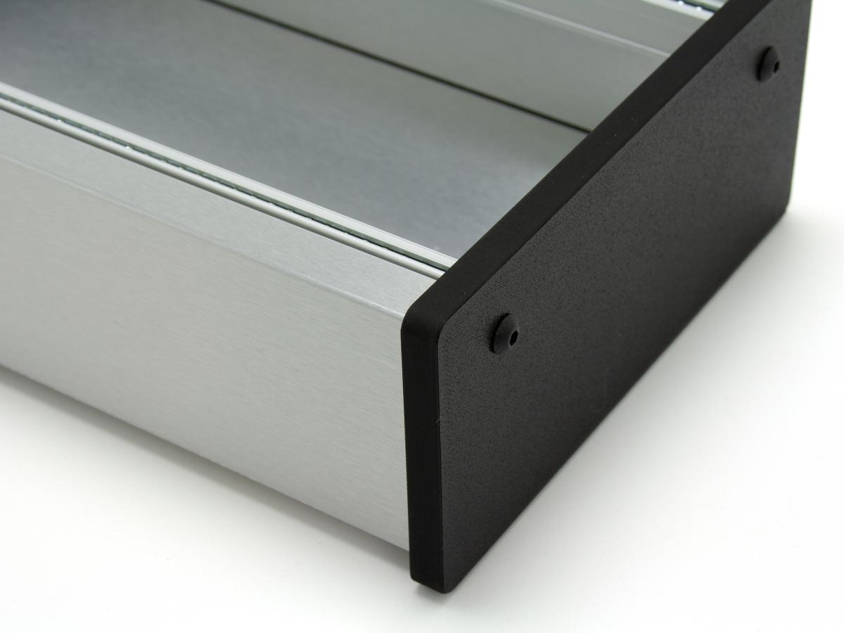 Detailansicht Skiff-Case aus Alu-Verbundmaterial in Edelstahl-Optik mit schwarzen Kunststoff-Seitenteilen