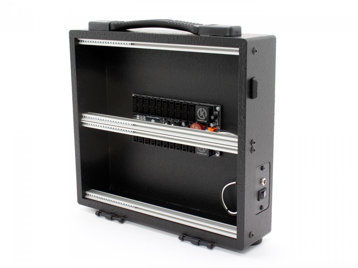 Eurorack Case mit Strukturlack in schwarz und CompactPWR