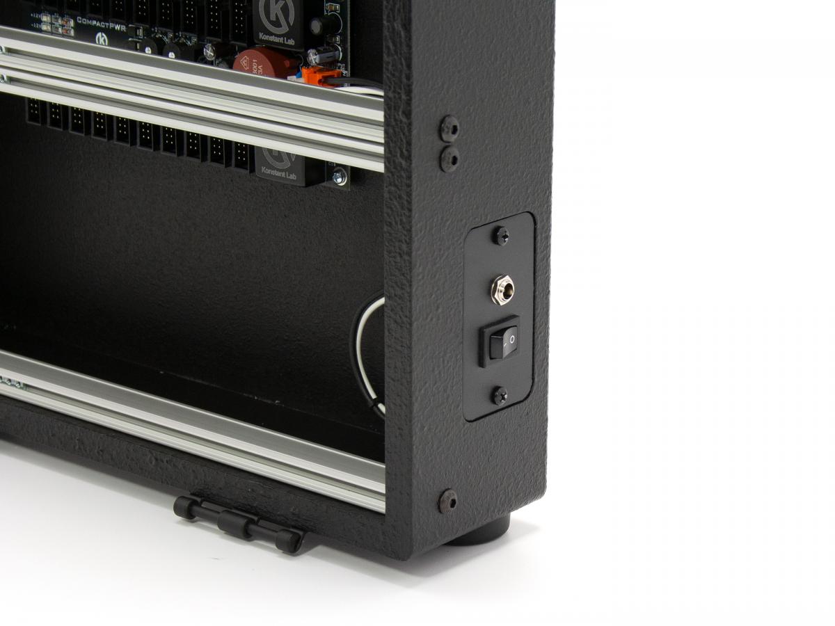 Eurorack Case mit Strukturlack in schwarz und CompactPWR