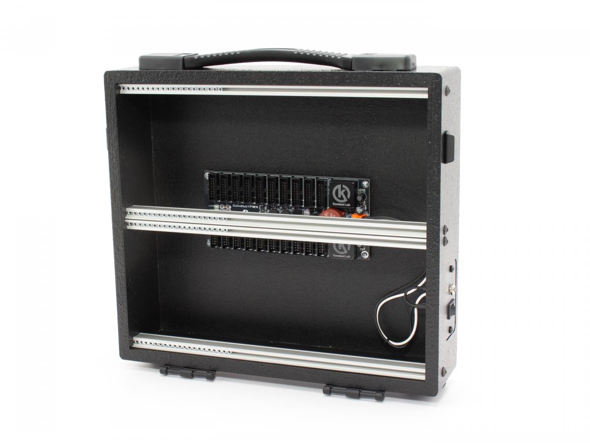 Eurorack Case mit Strukturlack in schwarz und CompactPWR