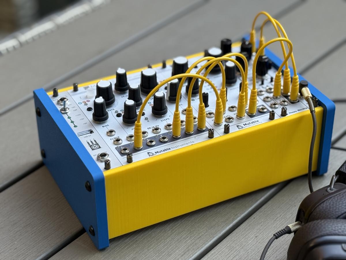 Eurorack Case aus farbigem PLA mit Modulen