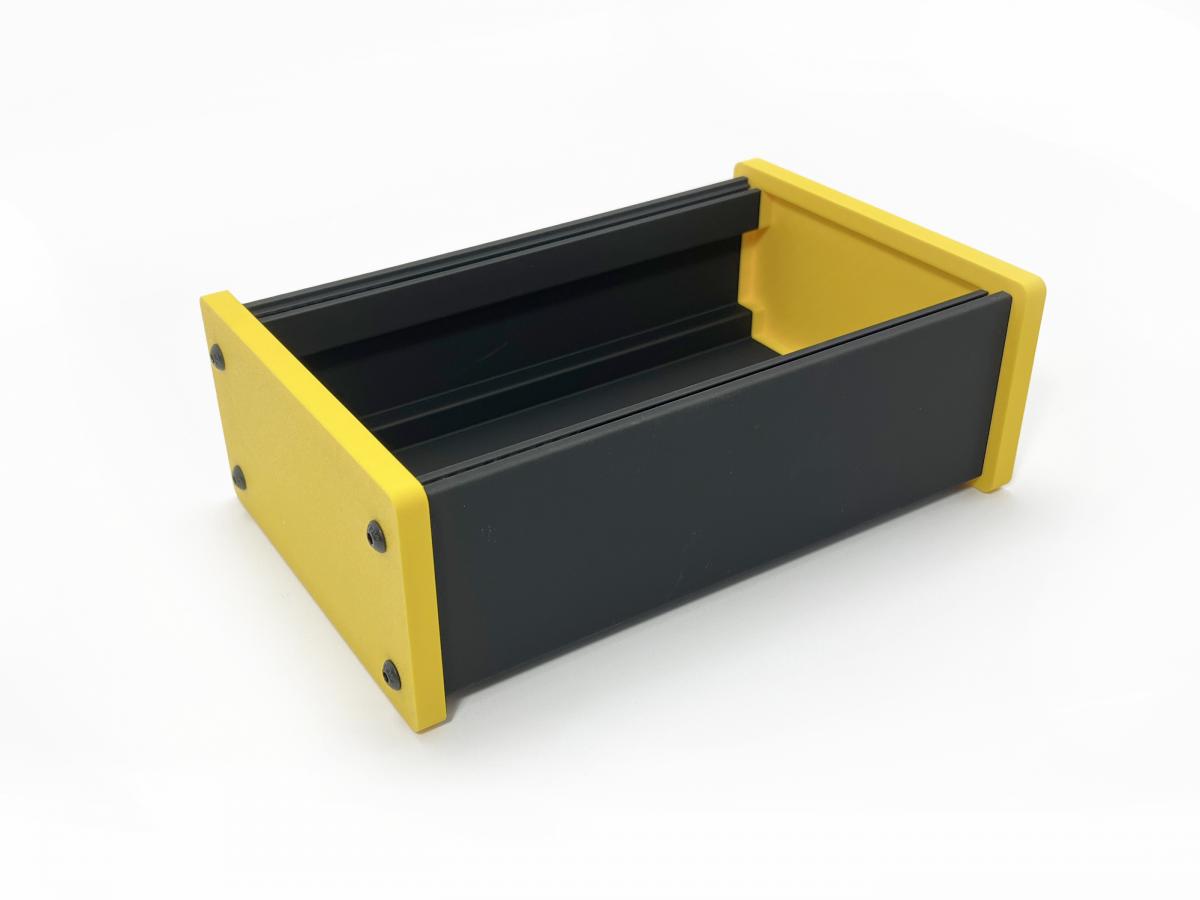 Eurorack Case aus PLA Korpus schwarz Seitenteile gelb